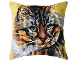 Cushion cross stitch kit Who Runs the House? - Collection d'Art