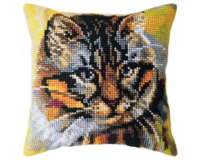 Cushion cross stitch kit Who Runs the House? - Collection d'Art